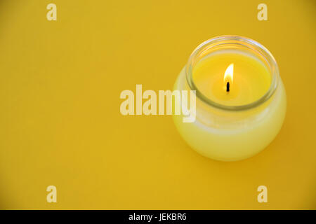 Avec un centre de table minimaliste jaune citronnelle bougie dans un verre. Copie vide de l'espace pour l'éditeur de texte. Banque D'Images