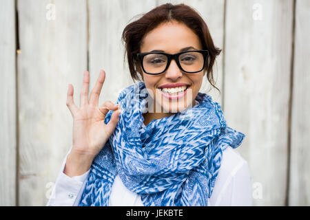 Smiling hipster femme ok sign Banque D'Images