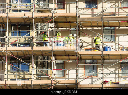 Bardage d'être montées à Kennedy Gardens de Billingham, dans le nord est de l'Angleterre en 2013/2014. À la suite d'inspection incendie Grenfell trouvé certains des entrepreneurs Banque D'Images