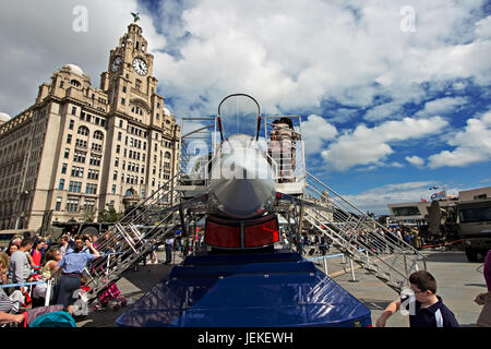 Des milliers de personnes affluent vers le Pier Head waterfront de prendre part à la célébration de la Journée des Forces armées. Banque D'Images