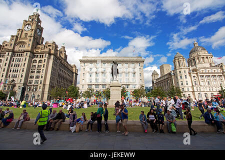 Des milliers de personnes affluent vers le Pier Head waterfront de prendre part à la célébration de la Journée des Forces armées. Banque D'Images