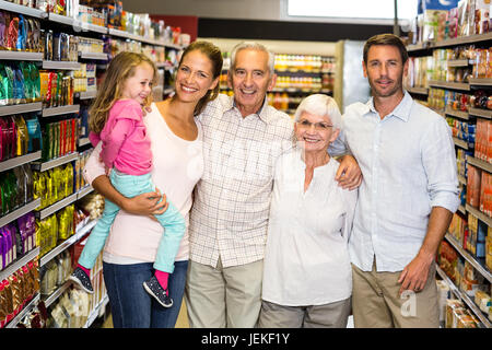 Extended family au supermarché Banque D'Images