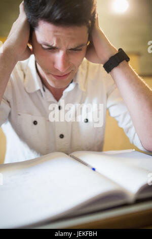 Anxieux male student pendant examen Banque D'Images