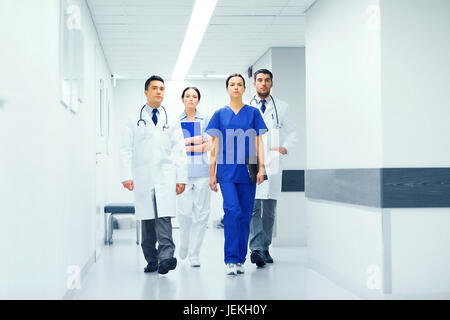 Groupe des médecins ou des médecins à l'hospital corridor Banque D'Images