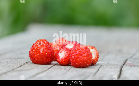 Bouquet de fraises et fruits des bois et d'herbe sur fond naturel, sale dessert biologiques crus Banque D'Images