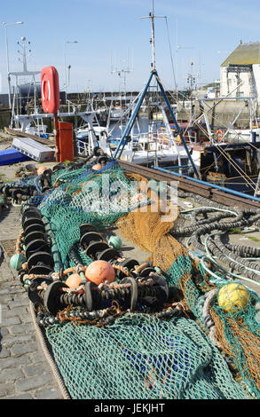 Les filets de pêche et de matériel de pêche en mer profonde couché sur scène portuaire avec pier Banque D'Images