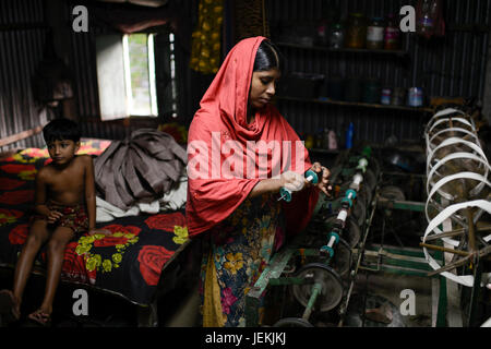 Le BANGLADESH, district Tangail, Southpara Kalihati, village, petite industrie, jeune femme travaillant à la machine en rotation Banque D'Images