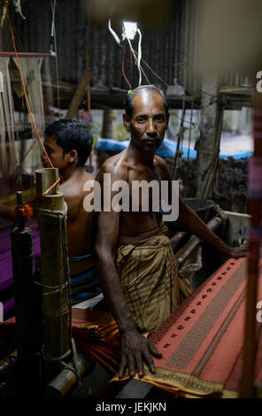 Le BANGLADESH, district Tangail, Southpara Kalihati, village de chalets, l'industrie, de l'unité de tissage de coton Sari, weaver travaillant au loom / BANGLADESCH, Distrikt, Tangail, Southpara Kalihati village, Sari Weberei, Weber suis Webstuhl Banque D'Images