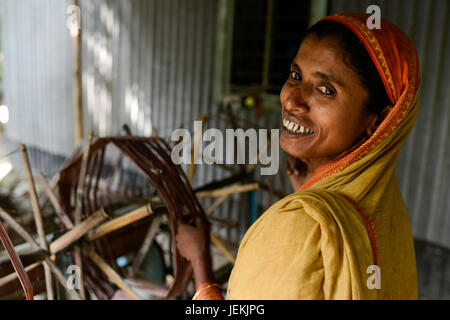 Le BANGLADESH, district Tangail, Southpara Kalihati, village, maison de l'industrie, femme travaillant à la machine en rotation Banque D'Images