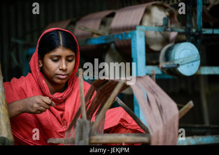 Le BANGLADESH, district Tangail, Southpara Kalihati, village, petite industrie, jeune femme travaillant à la machine en rotation Banque D'Images