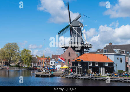 Adriaan De moulin le long de la rivière Spaarne, Haarlem, Hollande du Nord, Pays-Bas Banque D'Images