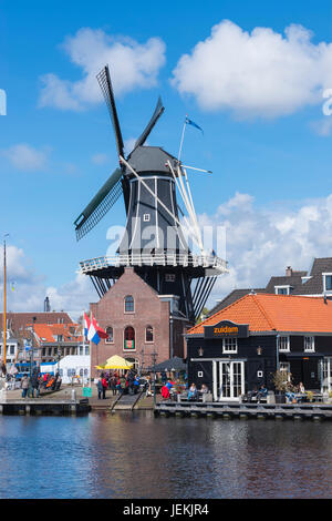 Adriaan De moulin le long de la rivière Spaarne, Haarlem, Hollande du Nord, Pays-Bas Banque D'Images