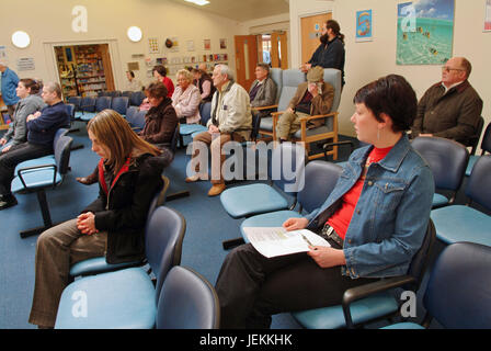Salle d'attente dans le NHS (National Health Service) East Quay Medical Center, Bridgwater, Somerset, Royaume-Uni. Banque D'Images