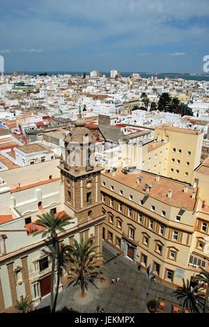 Vue sur le clocher de l'église de Santiago et toits de la ville avec la mer à l'arrière vu du haut de la Cathédrale, Cadiz, Cadiz Province, Andalusia Banque D'Images