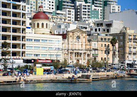 Avec vue sur la mer avec l'église paroissiale de Jésus de Nazareth dans le centre, Sliema, Malte, l'Europe. Banque D'Images