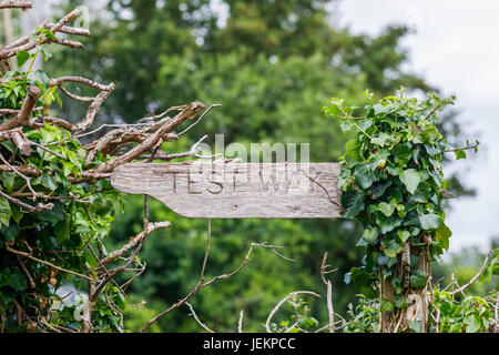 Les activités rurales en plein air : fingerpost sur la façon d'essai par le Test de la rivière près de Ealing, Totton et Redbridge, Southampton, Hampshire, Royaume-Uni Banque D'Images