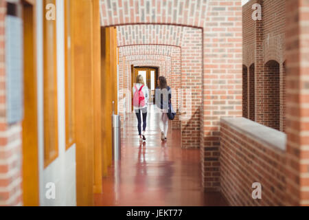 Vue arrière d'étudiants dans le couloir Banque D'Images