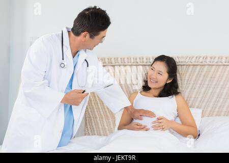 Visite de médecin femme enceinte Banque D'Images