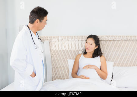 Visite de médecin femme enceinte Banque D'Images