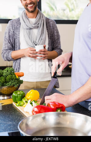 Mid section of gay couple preparing food Banque D'Images