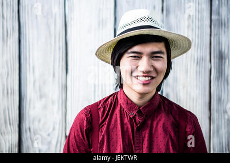 Smiling hipster avec un chapeau de paille Banque D'Images