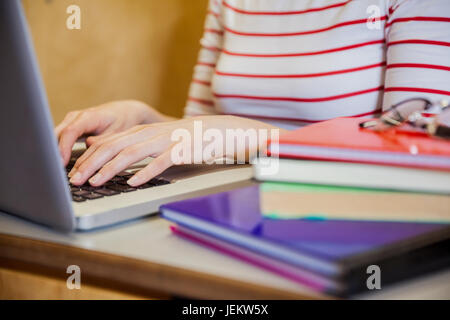 Étudiante typing on laptop Banque D'Images