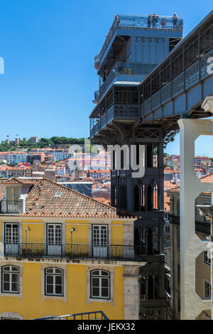 Ascenseur de Santa Justa construit par Raoul mesnard en 1902 à Lisbonne, Portugal. à partir de la terrasse supérieure il y a une fabuleuse vue d'Alfama, le vieux quartier de Lisbonne. Banque D'Images