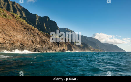 La côte de Na Pali prises à partir de la croisière au coucher du soleil le long de la côte de Kauai Banque D'Images