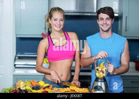 La préparation d'un couple en bonne santé smoothie Banque D'Images