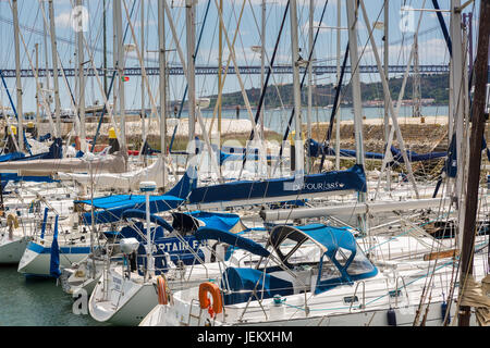 Lisbonne, Portugal - 18 mai 2017 : Marina dans le quartier de Belem sur le Tage, Lisbonne. Banque D'Images