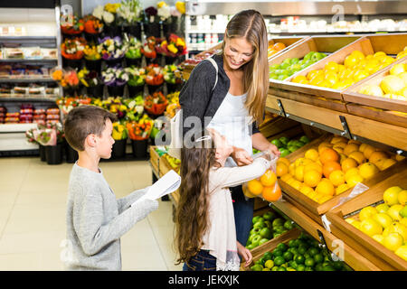 Le choix d'épicerie de la famille mignon ensemble Banque D'Images