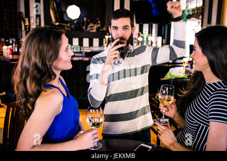 Groupe d'amis ayant un verre de vin Banque D'Images