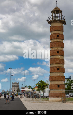 Lisbonne, Portugal - 18 mai 2017 : vieux phare sur le Tage, l'ouverture à l'Atlantique Banque D'Images