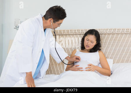 Visite de médecin femme enceinte Banque D'Images