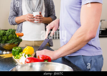 Mid section of gay couple preparing food Banque D'Images