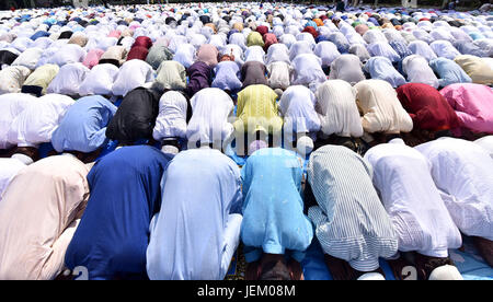 Guwahati, Inde. 26 Juin, 2017. Les dévots musulmans indiens offrent des prières Eid au début de l'Aïd al-Fitr, marquant la fin du ramadan à la Mosquée Eid Gah à Guwahati. Les musulmans du monde entier célèbrent l'Aïd al-Fitr qui marque la fin du mois de Ramadan, après l'observation du nouveau croissant de lune. Credit : Rajib Jyoti Sarma/Pacific Press/Alamy Live News Banque D'Images