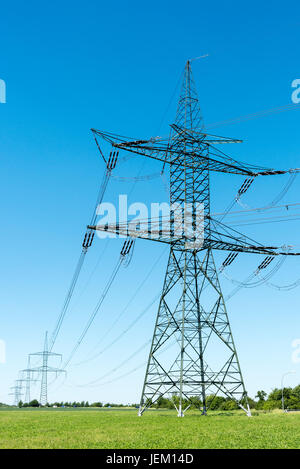 Les pylônes électriques et les lignes de transmission vu en Allemagne Banque D'Images