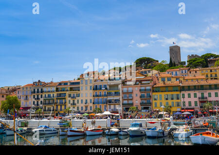 Europe, France, Alpes-Maritimes, Cannes. La vieille ville et le vieux port Banque D'Images