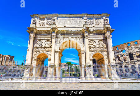 L'arc de Constantin et le Colisée à Rome, Italie Banque D'Images