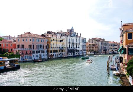 Venezia Veneto Italia. Vue du pont de l'Académie sur le Grand Canal Banque D'Images