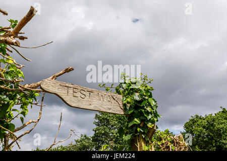 Les activités rurales en plein air : fingerpost sur la façon d'essai par le Test de la rivière près de Ealing, Totton et Redbridge, Southampton, Hampshire, Royaume-Uni Banque D'Images