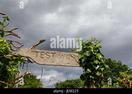 Les activités rurales en plein air : fingerpost sur la façon d'essai par le Test de la rivière près de Ealing, Totton et Redbridge, Southampton, Hampshire, Royaume-Uni Banque D'Images