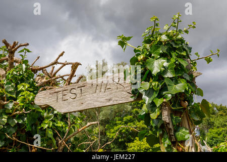 Les activités rurales en plein air : fingerpost sur la façon d'essai par le Test de la rivière près de Ealing, Totton et Redbridge, Southampton, Hampshire, Royaume-Uni Banque D'Images