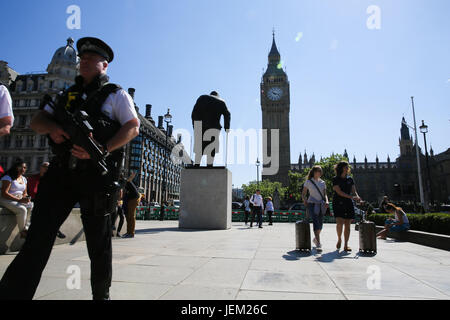 Statue de Winston Churchill à la place du Parlement sous un ciel bleu sur une journée ensoleillée et chaude dans la capitale. Doté d''atmosphère : où : London, Royaume-Uni Quand : 26 mai 2017 Banque D'Images