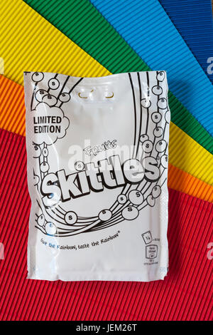 Édition limitée sac de bonbons Skittles Fruits donner le goût de l'arc-en-ciel l'arc en ciel - exclusivement disponible auprès de Tesco à l'appui de fierté Banque D'Images