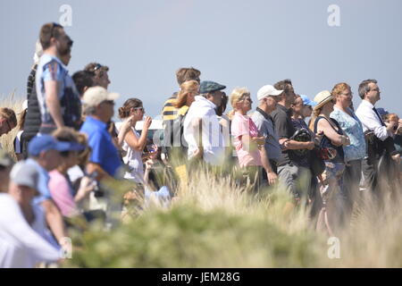 Les badauds regarder l'ancien président des États-Unis, Barack Obama, de jouer une partie de golf sur le Old Course à St Andrews, sur la côte est de Fife en Ecosse. Où : St Andrews, Fife, Royaume-Uni Quand : 26 mai 2017 Banque D'Images