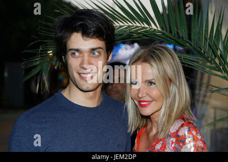 Paris, France. 23 Juin, 2017. Florentine Leconte et son petit ami Paul assister 2017 Fête des Tuileries, le 23 juin 2017 à Paris, France. Credit : B Banque D'Images