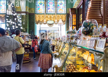 ST. PETERSBURG, Russie - le 14 juillet 2016 : Elisseeff Emporium à Saint-Pétersbourg est un grand complexe commercial et de divertissement, y compris un célèbre food hall Banque D'Images