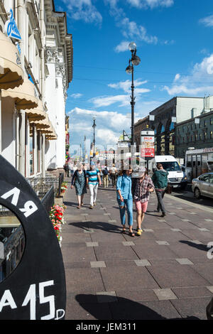 ST. PETERSBURG, Russie - le 12 juillet 2016 : la perspective Nevski, scène de rue typique avec des gens qui marchent le long de l'avenue à Saint Petersburg, Russie Banque D'Images