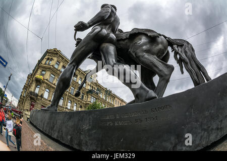 ST. PETERSBURG, Russie - le 16 juillet 2016 : l'organisation de l'homme sculpture Pont Anitchkov à Saint-Pétersbourg Banque D'Images